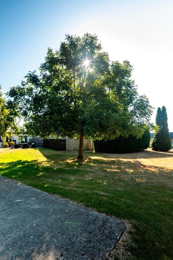 ホテル La Jalousie Saint-Aignan-de-Cramesnil エクステリア 写真
